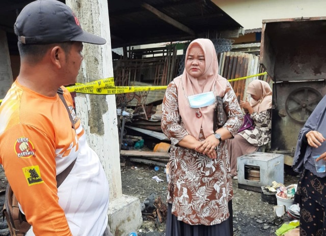 Anggota DPRD Pasaman, Eka Hariani dan Welly Suheri saat tinjau kondisi kebakaran rumah warga.